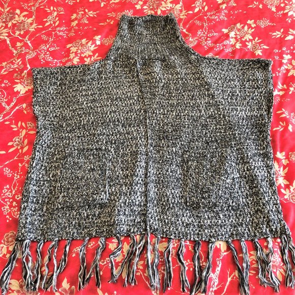 *NWOT* Beautifully Crafted Tassel-Trim Turtleneck Knit Poncho (with Pockets!) - Picture 5 of 16